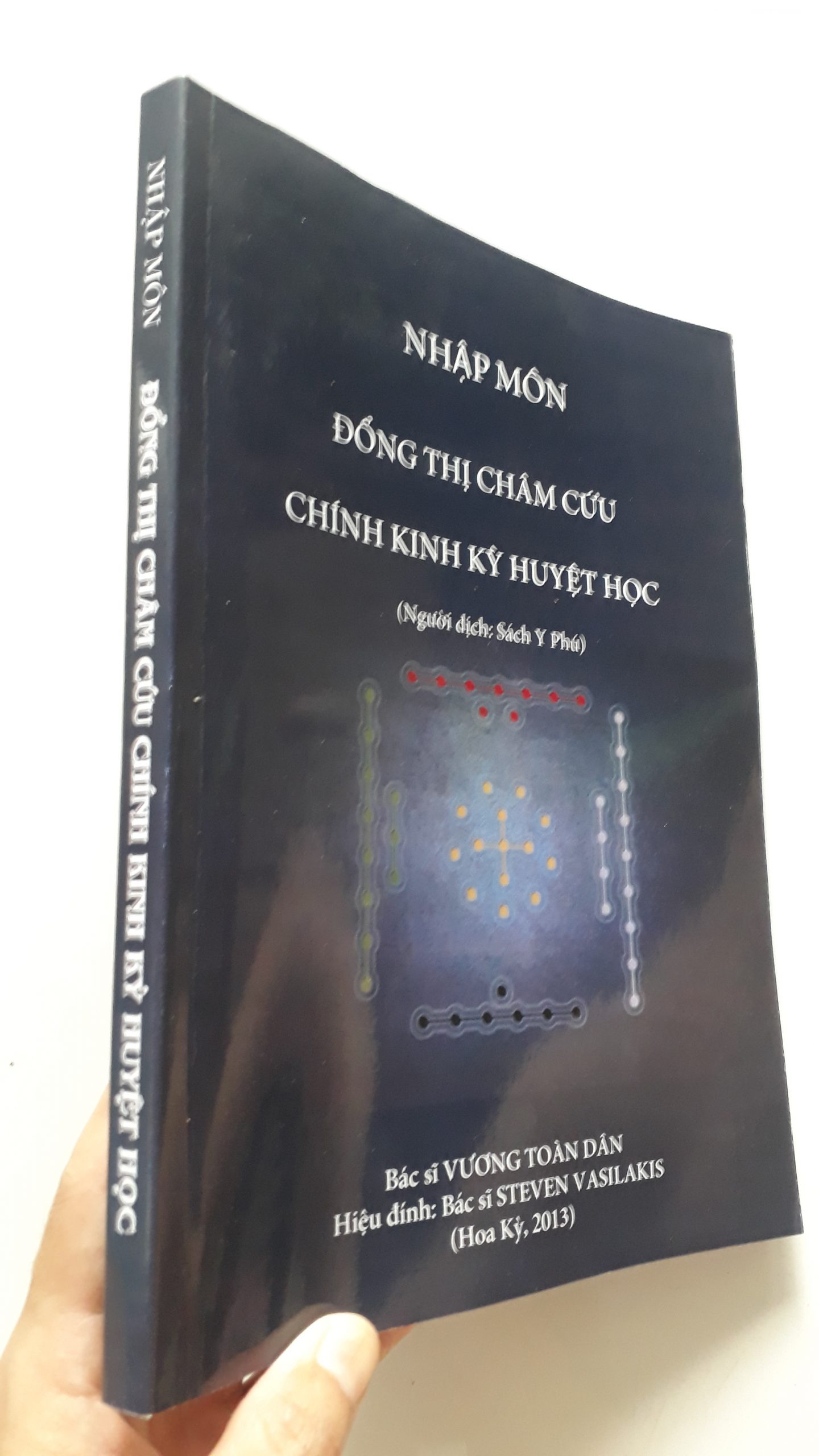 Có những điểm mạnh nào của sách châm cứu đổng thị?
